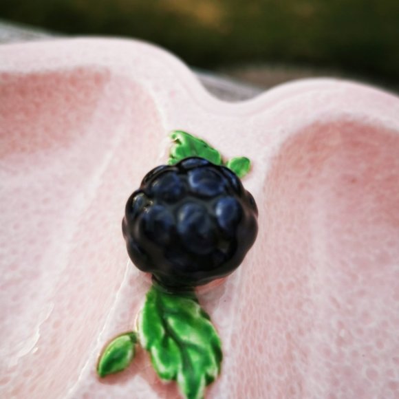 Vintage SylvaC Pottery Pink Triangular Dish with Blackberry Finial - Picture 3 of 16
